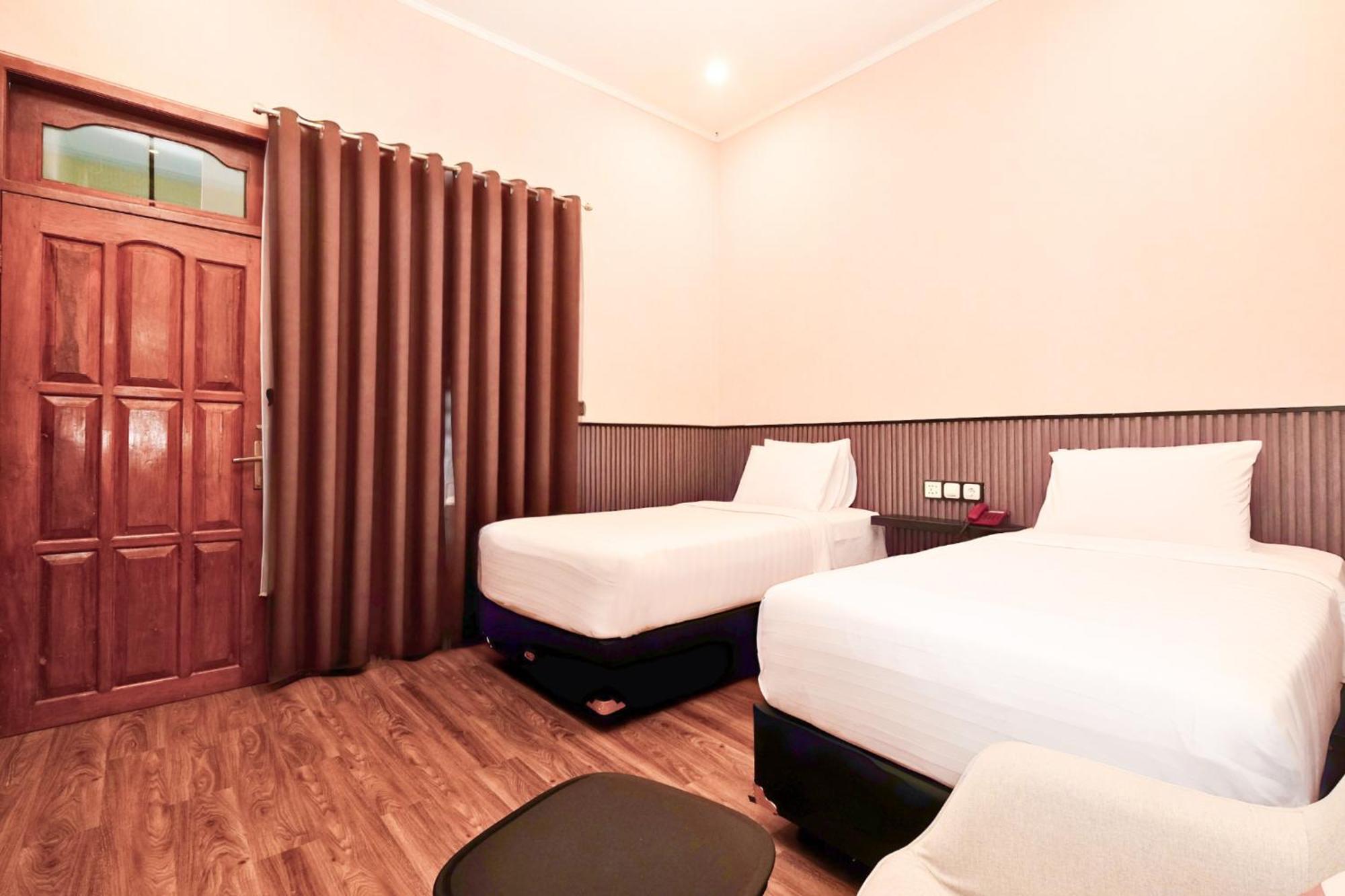 Berlian Abadi Hotel By Sinergi Banyuwangi  Exterior foto